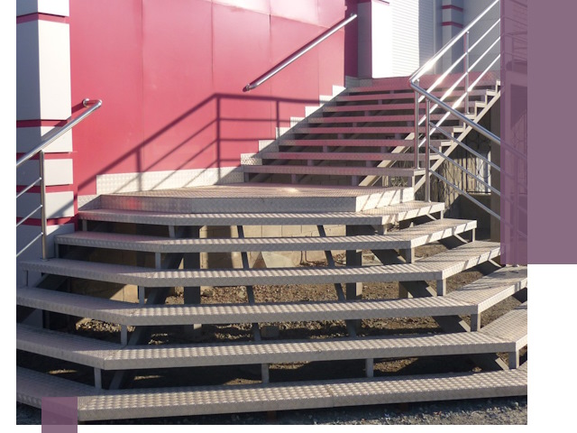 Лестницы для магазина в Пскове — изготовление и монтаж