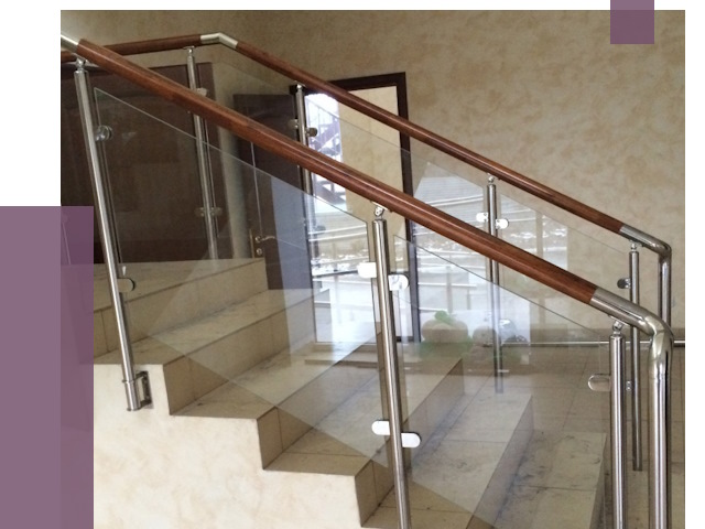 Комбинированные перила из металла и дерева в Пскове