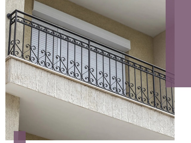 Балконные ограждения из металла и стекла в Пскове для домов