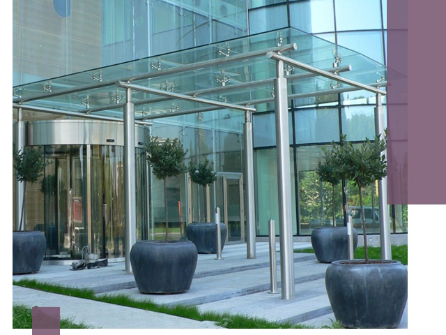 Навесы из стекла на заказ в Пскове — монтаж и установка