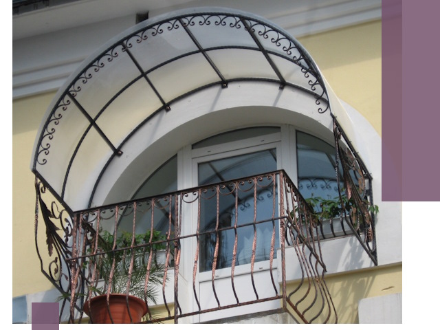 Козырьки над балконом в Пскове — изготовление и монтаж