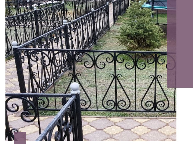 Кованые газонные ограждения под ключ в Пскове
